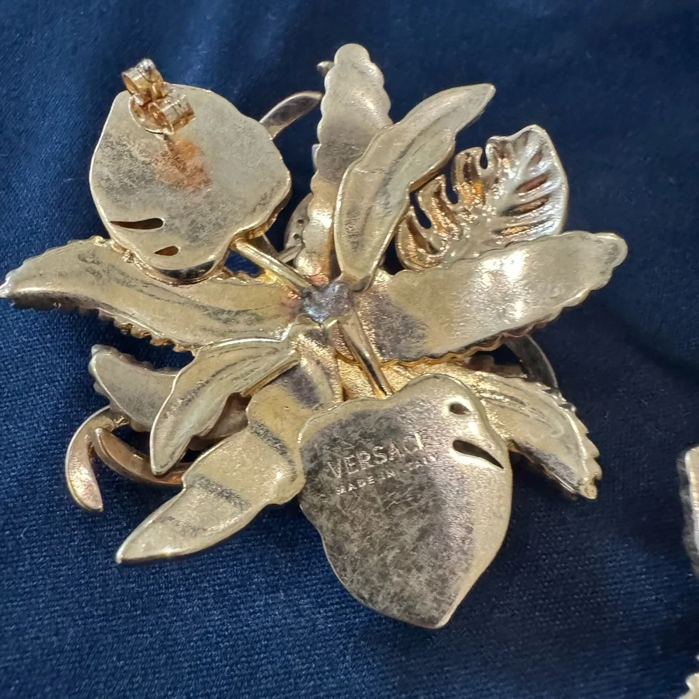 Versace stud style earrings - Picture 7 of 7